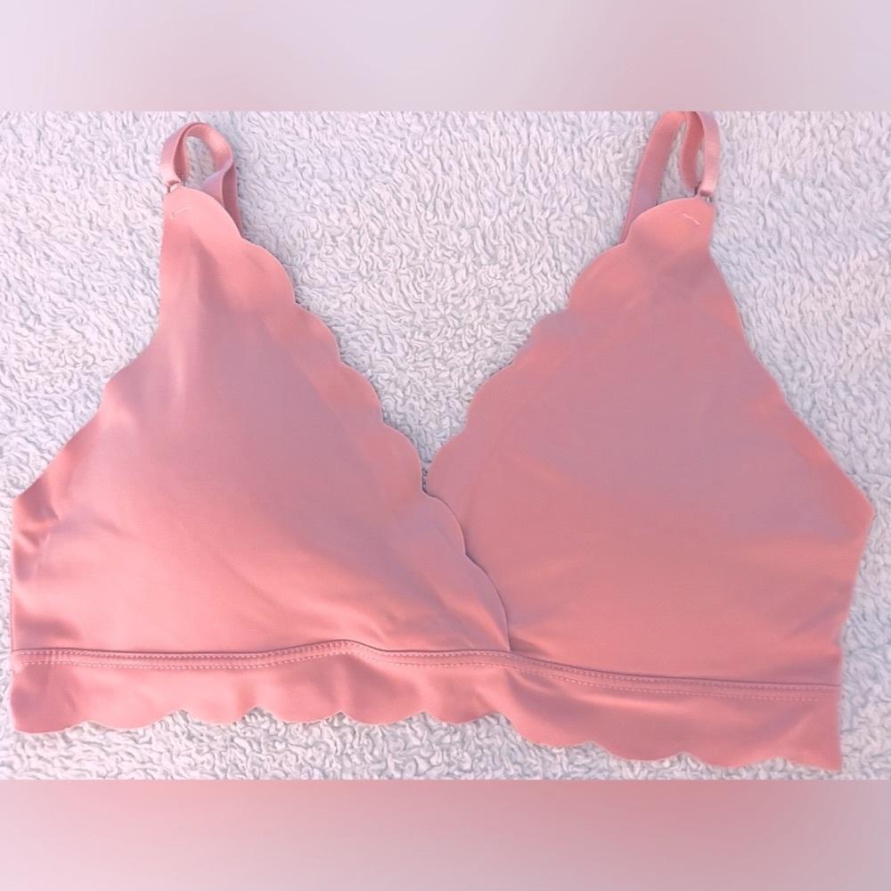 NWOT~Danskin Intimates Super Soft Pink Scalloped Barely There Smoothing Bra - Picture 8 of 8